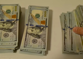 dollars web 1 Doordat de Amerikaanse Centrale Bank (FED) in de afgelopen twee tot drie jaar zoveel geld heeft bijgedrukt om de uitgaven van de overheid te dekken, vrezen experts dat de Amerikaanse dollar (USD) binnenkort ernstig in waarde zal dalen.