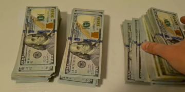 dollars web 1 Doordat de Amerikaanse Centrale Bank (FED) in de afgelopen twee tot drie jaar zoveel geld heeft bijgedrukt om de uitgaven van de overheid te dekken, vrezen experts dat de Amerikaanse dollar (USD) binnenkort ernstig in waarde zal dalen.