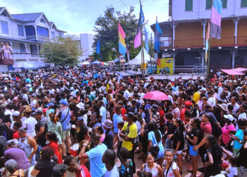 domineestraat web 1 Zoals gebruikelijk is ook dit jaar de Owru Yari Fest gehouden. Alhoewel het feest deze keer op een zondag wordt gehouden, mocht dat de pret niet drukken. Wat wel opvallend was, was dat bepaalde gedeelten van de stad, zoals de Domineestraat, best begaanbaar was. "Het was me inderdaad opgevallen, andere keren kon je niet eens lopen in de straat", merkte Stephanie op, die met haar crew aan het feesten is. Naar de stad komen op 31 december is voor haar en haar vrienden een traditie geworden. " Ik heb, op de pandemie na, geen feest in de stad gemist. Voor onze vriendengroep is 31 december afsluiten in de stad een must."