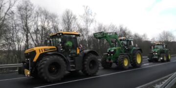 duitse boeren protest 1 In Duitsland is een week van protesten door boeren van start gegaan. Agrariërs uit het heel land demonstreren tegen de bezuinigingsplannen van de regering-Scholz, die van plan is subsidies voor de landbouw te verminderen.