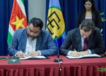 e paspoort De regering van de Republiek Suriname heeft twee overeenkomsten ondertekend om over zes maanden e-paspoorten te introduceren op de Surinaamse markt.