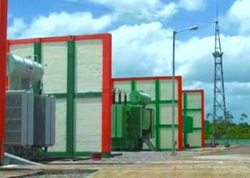 ebs De Energie Autoriteit Suriname (EAS) benadrukt dat deze nieuwe elektriciteitstarieven primair in lijn zijn met de gemaakte IMF-afspraken. Daarna is er consensus bereikt waardoor de nieuwe elektriciteitstarieven thans zullen ingaan. Dit houdt in de eerste plaats in dat er een afbouw van de korting van SRD 260 geldt voor huishoudelijke afnemers over een periode van 6 maanden, waardoor de korting voor eenieder naar 0 gaat per eind december van dit jaar.