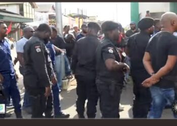 ebs dinsdag Volgens de medewerkers van de EBS, die gisteren weer voor de poorten van de EBS centrale aan de Saramaccastraat aan het vergaderen waren, was het hardhandige optreden van de politie onnodig. "Zwaar gewapende politie agenten alsof we criminelen zijn", zegt een van de medewerkers.