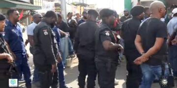 ebs dinsdag Volgens de medewerkers van de EBS, die gisteren weer voor de poorten van de EBS centrale aan de Saramaccastraat aan het vergaderen waren, was het hardhandige optreden van de politie onnodig. "Zwaar gewapende politie agenten alsof we criminelen zijn", zegt een van de medewerkers.