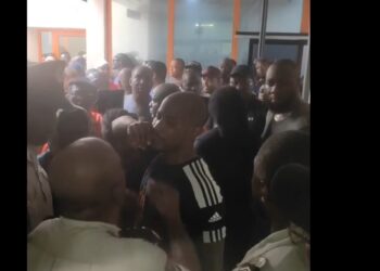 ebs kantoor Het is de bondsleden van EBS gelukt om zich een weg te forceren op het terrein van het kantoor aan de Noorderkerkstraat. Leden waren in de stromende regen naarstig op zoek naar een ingang om een motie te kunnen indienen bij de directeur van de EBS, Leo Brunswijk.