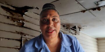 featured sozavo 1 Dieven hebben afgelopen zondag voor de zoveelste keer ingebroken bij het SOZAVO-kantoor aan de Henck Arronstraat. Hierbij zijn computers, bureaustoelen en schoonmaakmiddelen buitgemaakt. Dit bevestigt voorzitter Mayra Finsy van de Bond van ambtenaren bij Sociale Zaken.