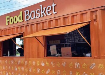 foodbasket 2 De levensmiddelen bij de winkels die vallen onder het Food Basket-project van president Chandrikapersad Santokhi, zijn slechts SRD 2 tot SRD 3 goedkoper. Dit zegt voorzitter Gretl Wolfram van de Winkeliers- en Ondernemersvereniging Suriname.