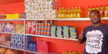 foodbasket moengo Voeding speelt een belangrijke rol in de samenleving en om de nood wat te verlichten doet de regering een tegemoetkoming in de vorm van basisgoederen pakketten. Echter moet er uitgekeken worden naar een duurzame oplossing. Deze kan gevonden worden in het Foodbasketproject. Middels een presentatie heeft Julio Bhikharie, directeur van De Molen, het plan van Foodbasket met het staatshoofd gedeeld.