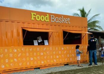 foodbasket web Als onderdeel van zijn bezoek in Apoera, stond president Chandrikapersad Santokhi aandachtig te luisteren naar ondernemer en directeur Julio Bhikharie, van de bedrijvengroep Big Will waaronder Food Basket en Breadelicious vallen. Hij legt uit wat voor impact Food Basket, een basisgoederen winkel kan hebben op de samenleving van Apoera. "De basisgoederen zijn ruim 40 procent goedkoper dan de lokale winkels. Er zullen ook meteen groothandelsafspraken gemaakt worden met lokale winkels, zodat zij via Food Basket ook goedkoop hun basisgoederen kunnen inkopen", legt Bhikharie uit.