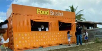 foodbasket web Als onderdeel van zijn bezoek in Apoera, stond president Chandrikapersad Santokhi aandachtig te luisteren naar ondernemer en directeur Julio Bhikharie, van de bedrijvengroep Big Will waaronder Food Basket en Breadelicious vallen. Hij legt uit wat voor impact Food Basket, een basisgoederen winkel kan hebben op de samenleving van Apoera. "De basisgoederen zijn ruim 40 procent goedkoper dan de lokale winkels. Er zullen ook meteen groothandelsafspraken gemaakt worden met lokale winkels, zodat zij via Food Basket ook goedkoop hun basisgoederen kunnen inkopen", legt Bhikharie uit.