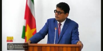 gajadien web 2 “Als er instituten falen, als er personen falen, als er functionarissen falen, dan moeten ze weggehaald worden”, zei VHP DNA-lid Asiskumar Gajadien donderdag in het parlement over veiligheidsfunctionarissen, die het werk niet goed doen.