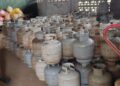 gascylinders 3 De prijs van water, gas en stroom is nog lang niet marktconform. Dit deelde minister David Abiamofo van Natuurlijke Hulpbronnen woensdag mee aan journalisten voor de aanvang van de vergadering van de Raad van Ministers.