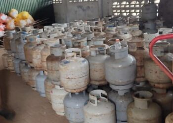 gascylinders 3 De politie heeft op woensdag 12 februari drie verdachten aangehouden in verband met de diefstal van gascilinders in de wijk Hanna's Lust, Nieuw Project. De diefstallen vonden plaats op twee locaties: de Ronald Koorndijkstraat en de Johan Chinweg.