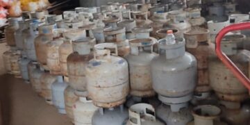 gascylinders Op zaterdag 11 februari 2023 is een winkel te Weg naar Peperpot #6 met onmiddellijke ingang gesloten. Dit gebeurde in bijzijn van de districtcommissaris Mohamedsafiek Radjab en districtsambtenaren, en na overleg met het waarnemend hoofd van Economische Zaken (ECD). Dit meldt het Burger Informatie Centrum (BIC) van het districtscommissariaat van Commewijne.