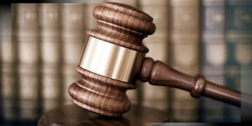 gavel justice border 2x 14 De behandeling van het hoger beroep in de zogenoemde Smaragdstraatzaak is op woensdag 6 augustus 2025 voortgezet bij het Hof van Justitie. Het gaat om de strafzaak tegen de verdachten R.P., D.E., G.K. en L.R., die in verband worden gebracht met een partij drugs die eerder aan de Smaragdstraat in Paramaribo werd onderschept...