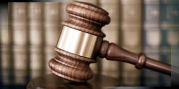 gavel justice border 2x 5 De verdediging, aangevoerd door mr. Kries Boendie, verzocht de rechter om een kans voor de beklaagde. In zijn laatste woord heeft de beklaagde gevraagd om een kans om de vader te zijn die hij altijd had willen zijn. Hij vertelde dat de zorg van zijn twee kinderen in het geding is sinds hij is aangehouden. De raadsman wees op de meewerkende houding van de verdachte en de omstandigheden die zijn detentie met zich hadden meegebracht. Daarom vroeg hij de rechter om een groot deel van de straf onvoorwaardelijk te maken, zodat Shaguille zich gauw weer bij zijn gezin kon voegen.