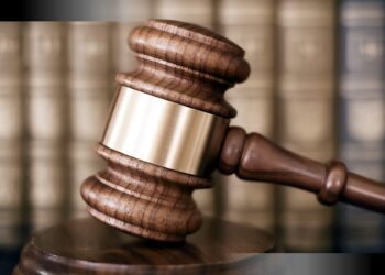 gavel justice border 2x 9 Twee mannen die terechtstaan voor hun vermeende rol in twee berovingen, waarbij ze samen met een derde persoon betrokken zouden zijn geweest, ontkennen ten stelligste betrokkenheid bij de misdrijven.