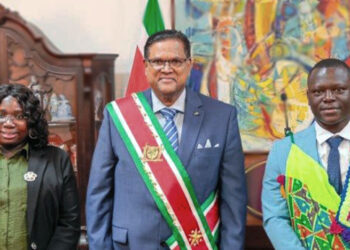 gliss landmeter web 1 Jo Elton Vola is officieel door president Chandrikapersad Santokhi beëdigd tot GLIS-landmeter. Dit gebeurde op vrijdag 23 februari op het presidentieel paleis; bijkans zes maanden nadat hij in augustus 2023 eveneens door het staatshoofd was benoemd.