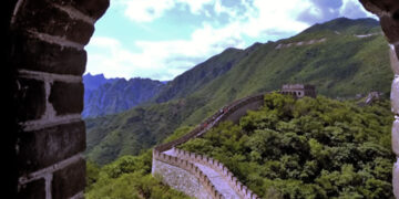 great wall web 1 China vergemakkelijkt de reis voor Amerikaanse toeristen door het visumaanvraagproces te vereenvoudigen en de benodigde documenten te verminderen. Deze initiatieven zijn onderdeel van de inspanningen van China om het toerisme nieuw leven in te blazen.