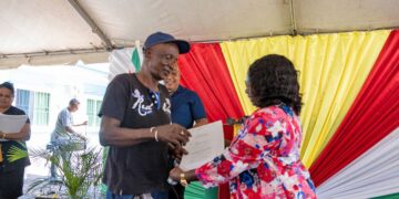 gronduitgifte 1 Roeli’s Event Venue was het decor van massa-uitgifte van ruim 1200 grondpapieren. De stukken zijn persoonlijk uitgereikt door president Chan Santokhi, vicepresident Ronnie Brunswijk en minister Dinotha Vorswijk van Grondbeleid en Bosbeheer.