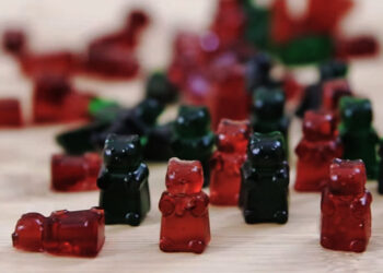 gummiebears web 1 Medewerkers van de afdeling Narcoticabrigade van de politie hebben op verzoek van de Economische Controle Dienst (ECD) op dinsdag 13 februari 2024 een onderzoek ingesteld naar het voorkomen van verdovende middelen en/of bestanddelen daarvan, in een partij snoepgoed met als opschrift "CBD Gummie Bears en Cannabis lolly".