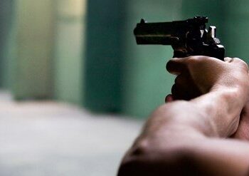gun 2227646 1920 Detailfoto De rechter heeft de voorlopige hechtenis van L.W. (33) op verzoek van zijn raadsman, Robby Amain, opgeschort. De man is aangeklaagd voor poging tot moord, poging tot doodslag, zware mishandeling met voorbedachten rade en overtreding van de vuurwapenwet. De twee aangevers hebben drie oproepen, om in de rechtszaal te komen getuigen, genegeerd.