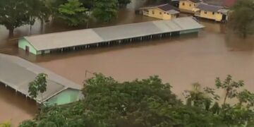 guyaba school 1 “Nog steeds niets. Ik heb helemaal niets gehoord van het ministerie”, zegt leerkracht Marjory Pinas, die op 4 maart slachtoffer werd bij een roofoverval in een winkel te Apoema Tapoe. De gezondheid van Pinas, die nu in Paramaribo is, is stabiel en het wondje aan haar been is aan het herstellen. “Het gaat de goede kant op.”