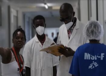 haiti web1 In een periode van drie weken zijn vorige maand meer dan 53.000 mensen gevlucht uit de hoofdstad van Haïti. Volgens schattingen van de Verenigde Naties(VN) hebben tienduizenden mensen het grootstedelijk gebied van Port-au-Prince verlaten tussen 8 en 27 maart.