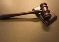 hamer justice 15 De strafrechter heeft twee jongemannen, die worden vervolgd voor diefstal middels geweld, in voorlopige vrijheid gesteld. De schorsing van hun hechtenis kwam dinsdag na een pleidooi van mr. Robby Amain, raadsman van een van de verdachten, voortbordurend op de getuigenis van de aangever dat hij de beklaagden niet herkende als het duo dat hem in januari heeft overvallen.