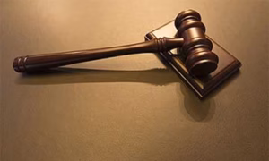 hamer justice 15 Miquel K. (24) is deze week bij zijn voorgeleiding op het Parket van de Procureur-Generaal in vrijheid gesteld. Hij had zich een paar dagen na een mislukte arrestatie, waarbij hij door een agent was beschoten, vrijwillig bij de politie gemeld.