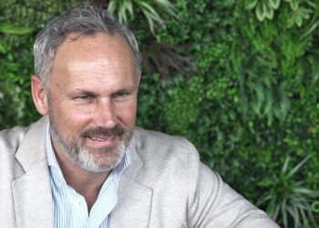 harm groot “Een integer financieel stelsel maakt het voor investeerders aantrekkelijk om in een land te investeren. Er is dan sprake van een gezond investeringsklimaat en dat creëert economische stabiliteit.” Dit zegt Harm Groot Kormelink in gesprek met de Communicatie Dienst Suriname (CDS).
