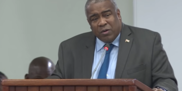 hoefdraad 1 Voormalig minister van Financiën Gillmore Hoefdraad heeft De Nationale Assemblee (DNA) gevraagd om het besluit van 6 augustus 2020, waarbij zijn vervolging werd goedgekeurd, opnieuw te beoordelen. Het verzoek is via zijn advocaat Murwin Dubois ingediend en draait om constitutionele en procedurele vragen rond de behandeling van de zaak.