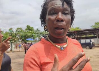 hoogdorp 0098 3 Scholen in het Boven-Suriname gebied zijn al enkele dagen gesloten vanwege watersnood. “Er is geen drinkwater, waardoor de scholen gesloten zijn”, zegt voorzitter Meredith Hoogdorp van de actiegroep Wi Sa Strey.
