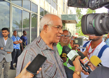 hugo essed President Jennifer Simons heeft met haar recente reactie over een mogelijk gratieverzoek voor de vier veroordeelden in het Decembermoordenproces volgens advocaat Hugo Essed “een technisch knock-out” uitgedeeld aan Ramon Abrahams en advocaat Irvin Kanhai. Toch verwacht Essed dat het dossier nog niet gesloten is.