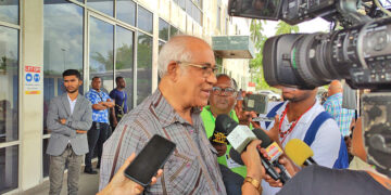 hugo essed President Jennifer Simons heeft met haar recente reactie over een mogelijk gratieverzoek voor de vier veroordeelden in het Decembermoordenproces volgens advocaat Hugo Essed “een technisch knock-out” uitgedeeld aan Ramon Abrahams en advocaat Irvin Kanhai. Toch verwacht Essed dat het dossier nog niet gesloten is.