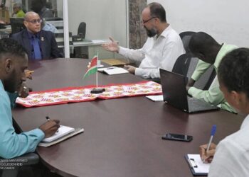 ilo arbeid Minister Steven Mac Andrew van Arbeid, Werkgelegenheid en Jeugdzaken (AWJ) heeft op een ontmoeting gehad met John Bliek, Specialist Enterprise Cooperatives and Rural Development bij de International Labour Organization (ILO).