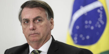 image 15 Volgens de Braziliaanse krant O Globo en nieuwsgigant Reuters, is voormalig president van Brazilië, Jair Bolsonaro, aangeklaagd voor het vervalsen van zijn vaccinatiebewijzen in verband met het coronavirus.