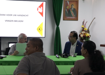 image 2023 07 13 215450698 Suriname zal de brug over de Corantijnrivier niet alleen bouwen. Volgens minister Riad Nurmohamed van Openbare Werken, die donderdag tijdens een persconferentie de laatste ontwikkelingen over de brug besprak, is het zo dat de werkzaamheden morgen al stopgezet zouden worden als Suriname de brug alleen zou bouwen.