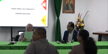 image 2023 07 13 215450698 Suriname zal de brug over de Corantijnrivier niet alleen bouwen. Volgens minister Riad Nurmohamed van Openbare Werken, die donderdag tijdens een persconferentie de laatste ontwikkelingen over de brug besprak, is het zo dat de werkzaamheden morgen al stopgezet zouden worden als Suriname de brug alleen zou bouwen.