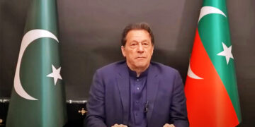 imran khan web 1 In een opmerkelijke ontwikkeling hebben onafhankelijke kandidaten die de gevangengenomen voormalige premier Imran Khan ondersteunen, de Pakistaanse parlementsverkiezingen van afgelopen donderdag gewonnen met een overtuigende 101 zetels, blijkt uit de definitieve verkiezingsuitslag. Deze uitslag markeert een keerpunt in de politieke geschiedenis van Pakistan.