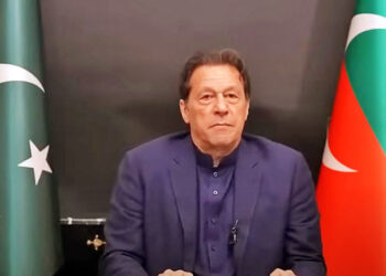 imran khan web In een opmerkelijke ontwikkeling hebben onafhankelijke kandidaten die de gevangengenomen voormalige premier Imran Khan ondersteunen, de Pakistaanse parlementsverkiezingen van afgelopen donderdag gewonnen met een overtuigende 101 zetels, blijkt uit de definitieve verkiezingsuitslag. Deze uitslag markeert een keerpunt in de politieke geschiedenis van Pakistan.