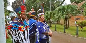 inheemsen kabinet web Het traditioneel gezag van het dorp Powakka heeft de zekerheid gekregen dat het erkend zal worden door de staat. Dorpshoofd Sergio Sabajo is met een delegatie van andere inheemse gezagsdragers naar het staatshoofd getogen om te vragen naar opheldering in de zaak waarin het democratisch gekozen gezag per wet geaccepteerd wordt.