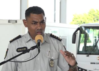isaacs 2 “Ik wil hen van deze plaats uit een hart onder de riem steken voor het werk dat zij verzetten.” Deze dankbare woorden heeft hoofdcommissaris van politie, Bryan Isaacs, uitgesproken naar het politiepersoneel, de manschappen van het Nationaal Leger (NL) en andere veiligheidsdiensten die het mogelijk maken om de operatie Zero Tolerance tot nu toe succesvol te maken. “