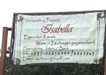 isabella project Bewoners van het Isabella project in Uitkijk zitten al 10 jaar zonder stroom, omdat er nog geen EBS aansluiting voor hen is geregeld. De bewoners hebben een woning gekocht bij de verkavelaar, Jibodh.