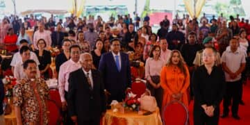 jaarafsluiting 2 Op vrijdag 29 december 2023 sloot President Chandrikapersad Santokhi samen met diverse overheidsfunctionarissen, notabelen, genodigden en het personeel van het Kabinet van de President het jaar 2023 feestelijk en met grote dankbaarheid af. In zijn toespraak richtte President Santokhi zich voornamelijk op de prestaties van de regering in het algemeen en het personeel van het Kabinet van de President in het bijzonder.