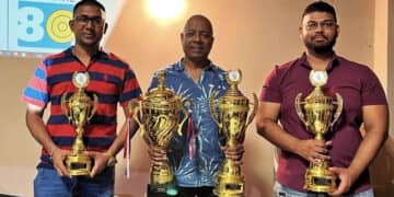 jerry sadiek damkampioen web De dammer met de meeste punten wordt dan uitgeroepen tot kampioen van de Combinatie ’80 dammers. Federatie Meester (MF) Jerry Sadiek, die opmerkelijk veel toernooien gedurende het hele jaar van Combinatie ’80 won, verzamelde een aanzienlijk aantal punten en werd zo de Kampioen van Combinatie ’80 in 2023. Santosh Bhagwandas behaalde de titel van Semikampioen, terwijl Satish Chandai, die vorig jaar kampioen werd, dit jaar de titel van Demikampioen veroverde. Rohit Sewdajal en Ashwien Birdjoe eindigden respectievelijk als 4e en 5e in het toernooi.