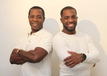 johan m en zoon 3 Latin King Johan Misiedjan en zoon Derillio zijn verrast met de Eervolle Vermelding voor hun samenwerking op de hitsong ‘Mi Lobi Wi’. "Dat het zo goed is ontvangen en twee jaar later nog eens een award ontvangt, kan ik alleen maar zeggen dat het heel veel voor me betekent," verklaarde de trotse Latin King. Zijn verrassing over de erkenning was evident, maar begrijpelijk gezien de impact van het nummer.