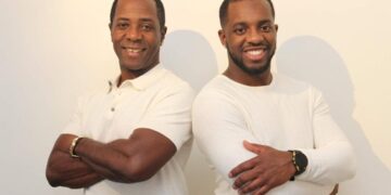 johan m en zoon 3 Latin King Johan Misiedjan en zoon Derillio zijn verrast met de Eervolle Vermelding voor hun samenwerking op de hitsong ‘Mi Lobi Wi’. "Dat het zo goed is ontvangen en twee jaar later nog eens een award ontvangt, kan ik alleen maar zeggen dat het heel veel voor me betekent," verklaarde de trotse Latin King. Zijn verrassing over de erkenning was evident, maar begrijpelijk gezien de impact van het nummer.