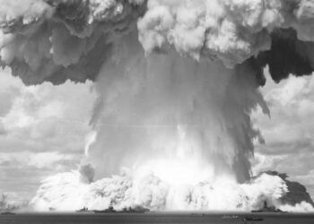kernwapens explosie Hoewel de catastrofale gebeurtenissen op 11 september 2001 de aanleiding zijn geweest voor het plaatsen van het onderwerp ‘veiligheid’ op de internationale politieke agenda, bestaan veiligheidsvraagstukken vanzelfsprekend al veel eerder. Tijdens de Tweede Wereldoorlog (1940- 1945) hebben de geallieerden gevochten tegen de gezamenlijke vijanden Nazi-Duitsland en Japan. Om de overwinning over Japan te behalen, hebben de Verenigde Staten toen besloten om op 06 en 09 augustus 1945 kernwapens in te zetten en de steden Hiroshima en Nagasaki te bombarderen.