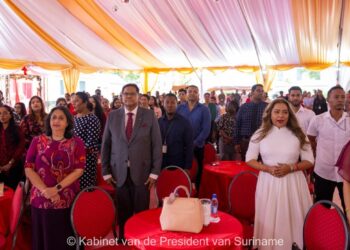 kerst 2023 a Tijdens de kerstviering met de medewerkers van het kabinet heeft het Surinaamse staatshoofd zijn dank uitgesproken voor de inzet van zijn personeel. President Chandrikapersad Santokhi heeft tijdens de viering die plaatsvond in de achtertuin van het presidentieel paleis op 22 december, iedereen heeft opgeroepen in gebed te gaan.